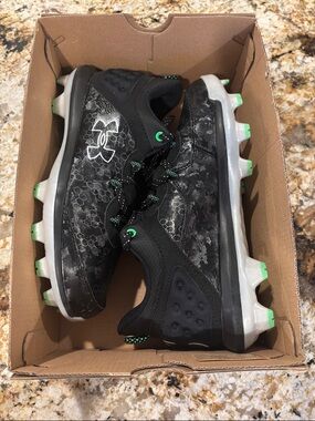 Under Armour Youth Baseball Cleats - Sz 5
